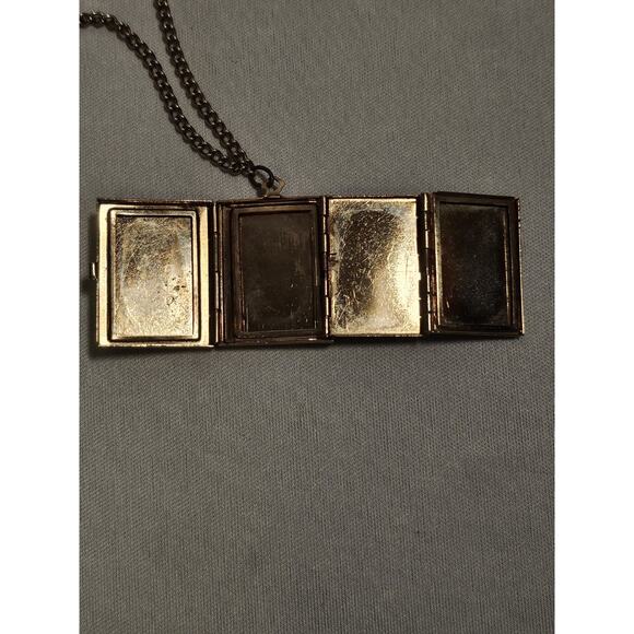 Cameo Four Picture Gold Tone Decorative Locket - Spring Loaded - Vintage - Picture 10 of 15